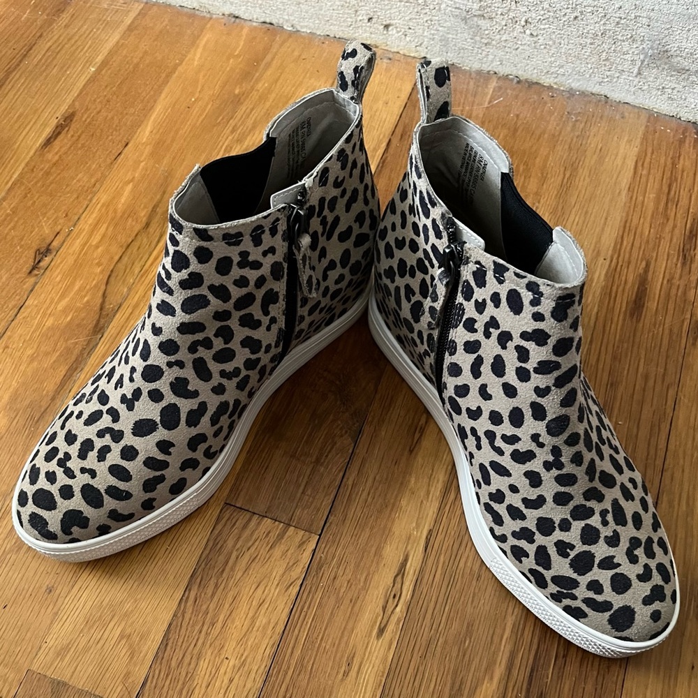 Womens Aidy Water Resistant Wedge Sneakers by 
CASLON size 8